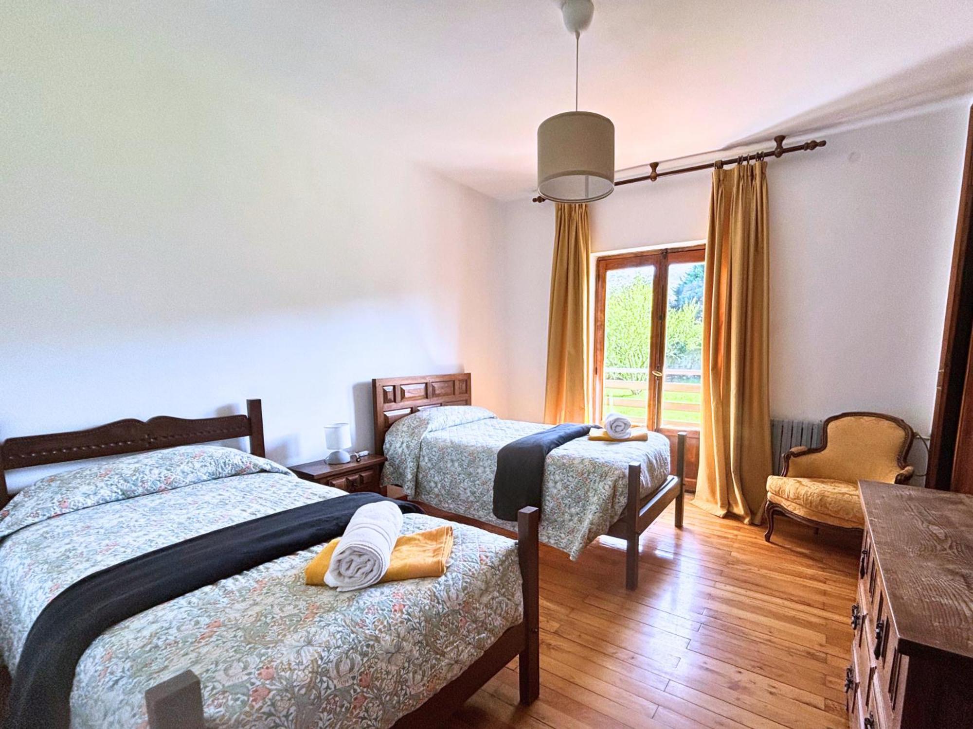 Chalet Las Llamas 利亚内斯 外观 照片
